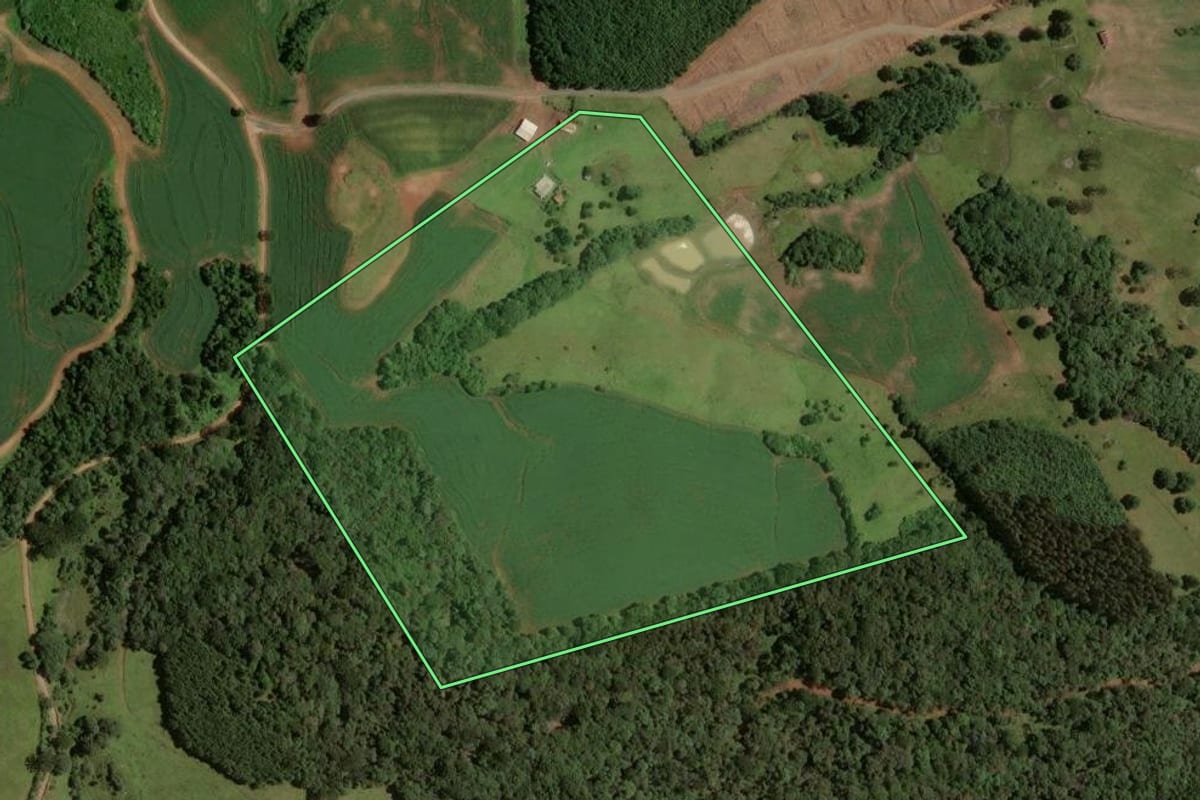 Imagem de satélite do imóvel rural em Campos Novos (SC), com o contorno declarado no CAR desenhado por cima.