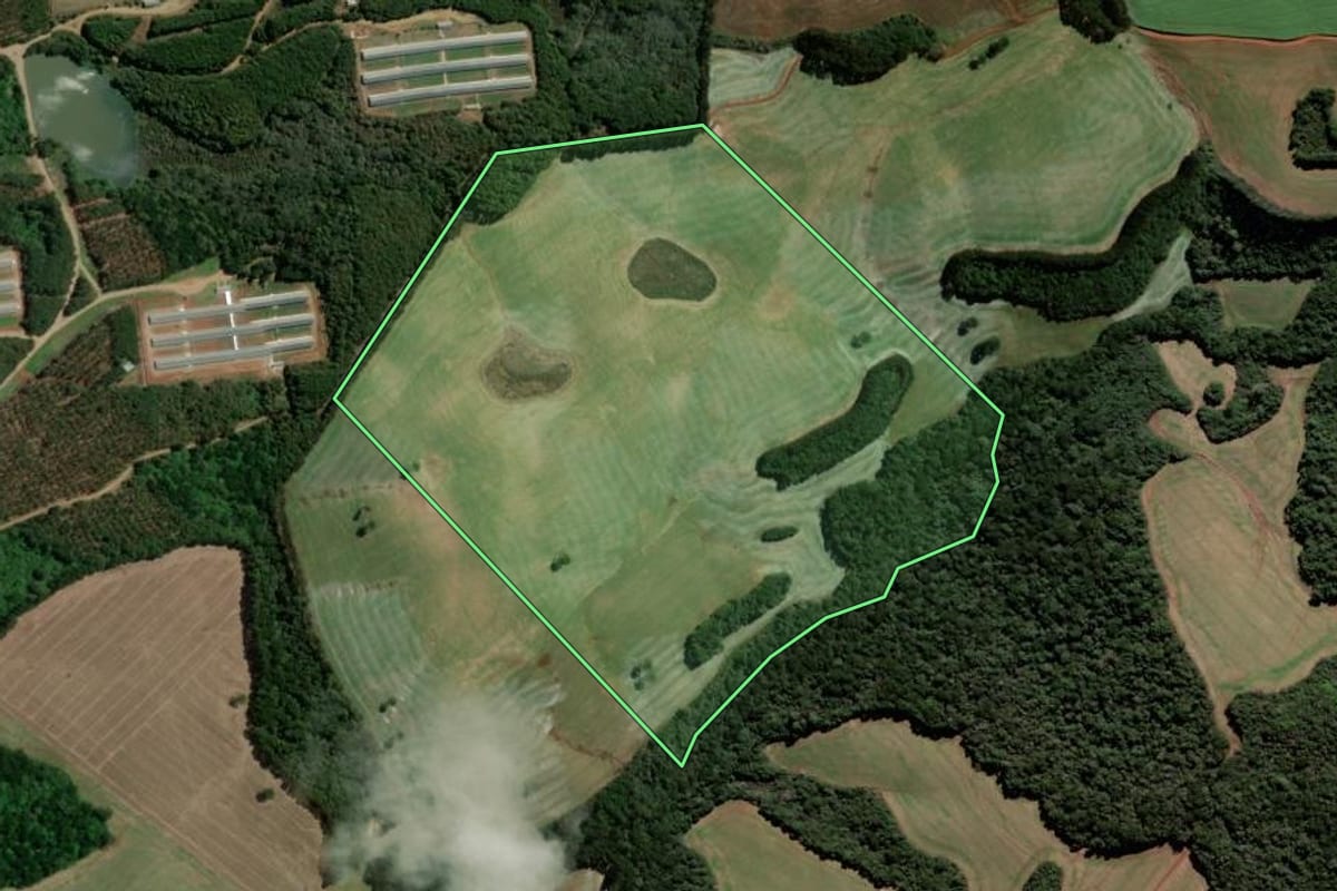 Imagem de satélite do imóvel rural em Campos Novos (SC), com o contorno declarado no CAR desenhado por cima.