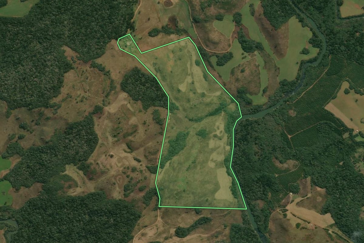 Imagem de satélite do imóvel rural em Campos Novos (SC), com o contorno declarado no CAR desenhado por cima.