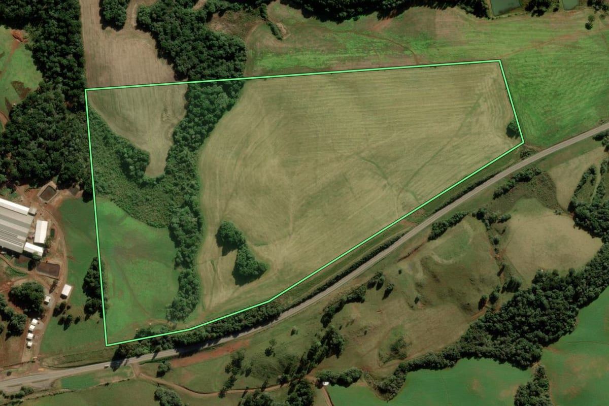 Imagem de satélite do imóvel rural em Campos Novos (SC), com o contorno declarado no CAR desenhado por cima.