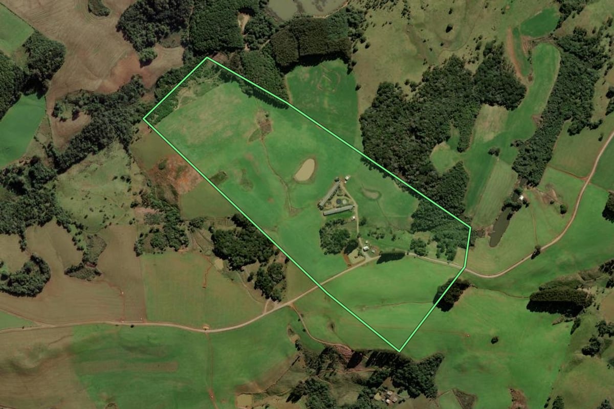 Imagem de satélite do imóvel rural em Campos Novos (SC), com o contorno declarado no CAR desenhado por cima.