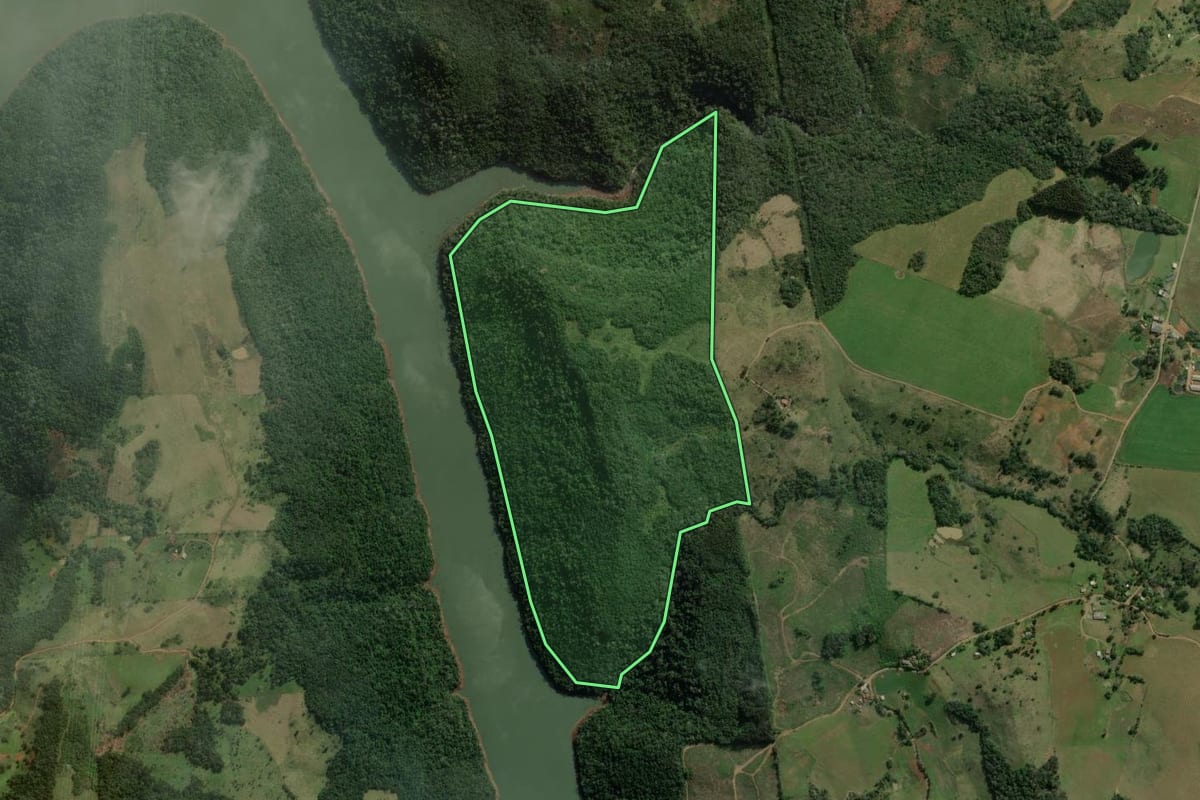 Imagem de satélite do imóvel rural em Campos Novos (SC), com o contorno declarado no CAR desenhado por cima.