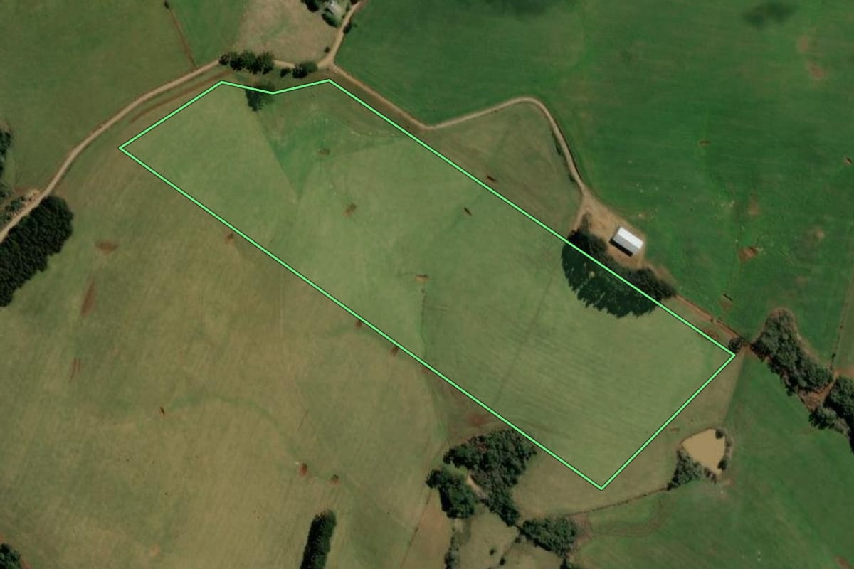 Imagem de satélite do imóvel rural em Campos Novos (SC), com o contorno declarado no CAR desenhado por cima.