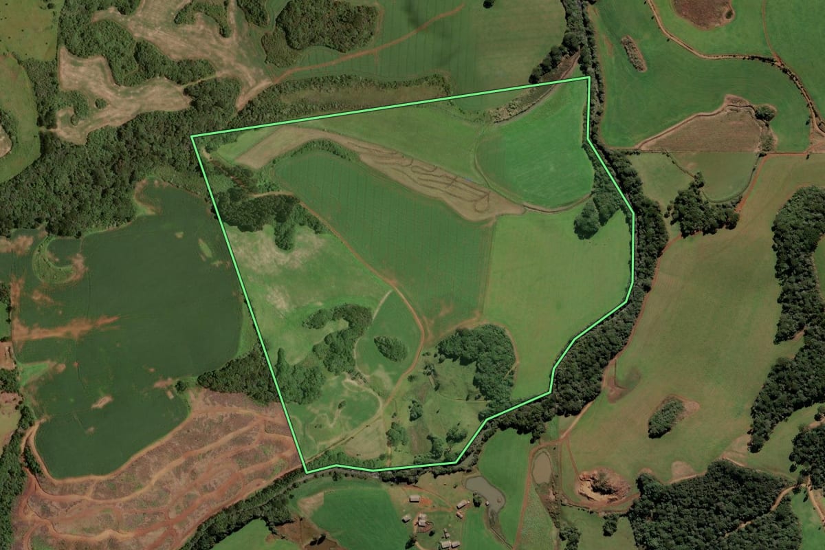 Imagem de satélite do imóvel rural em Campos Novos (SC), com o contorno declarado no CAR desenhado por cima.
