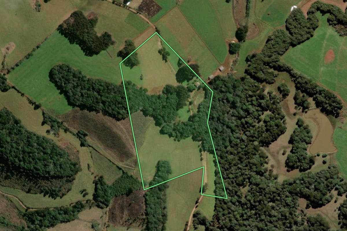 Imagem de satélite do imóvel rural em Campos Novos (SC), com o contorno declarado no CAR desenhado por cima.