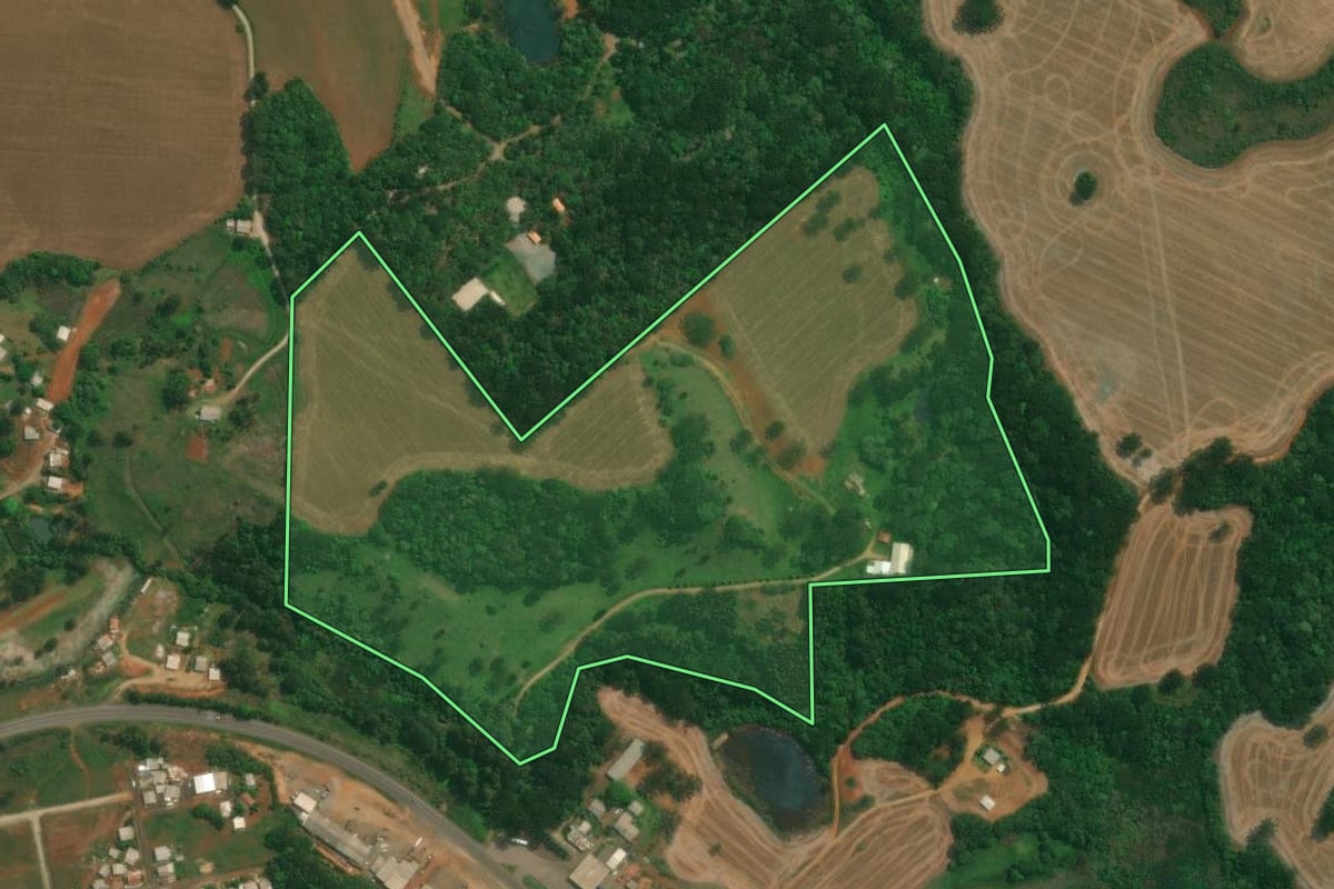 Imagem de satélite do imóvel rural em Campos Novos (SC), com o contorno declarado no CAR desenhado por cima.
