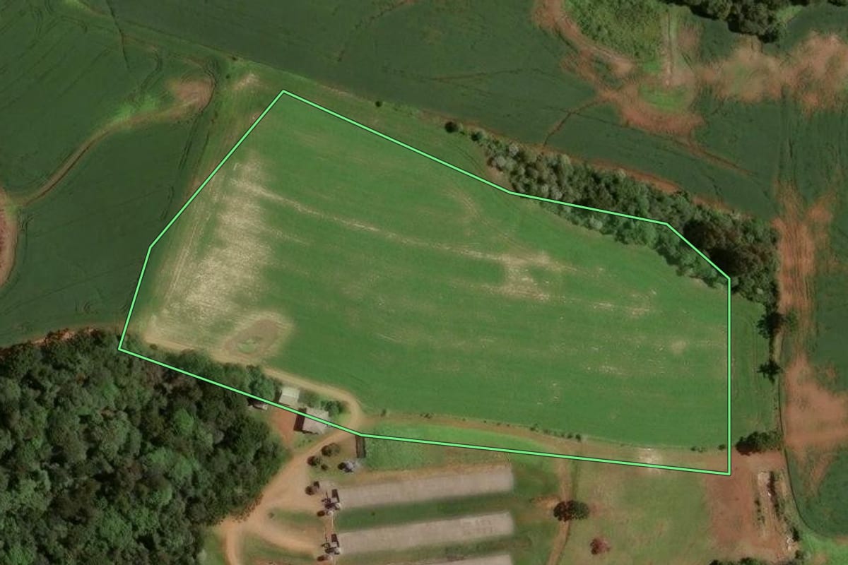 Imagem de satélite do imóvel rural em Campos Novos (SC), com o contorno declarado no CAR desenhado por cima.