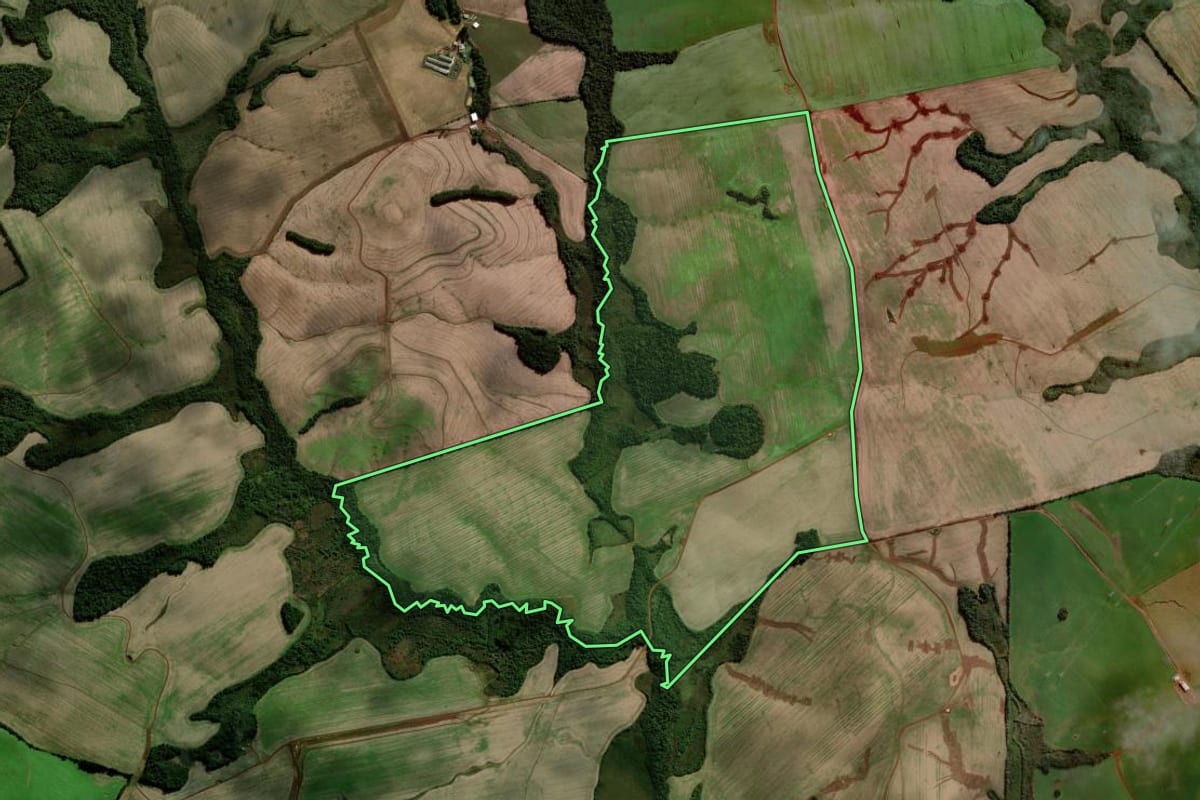 Imagem de satélite do imóvel rural em Campos Novos (SC), com o contorno declarado no CAR desenhado por cima.