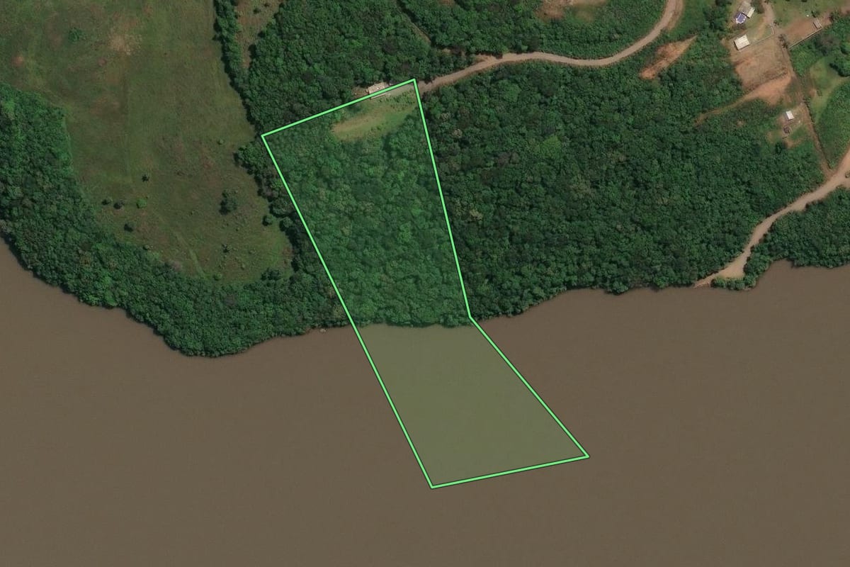 Imagem de satélite do imóvel rural em Campos Novos (SC), com o contorno declarado no CAR desenhado por cima.