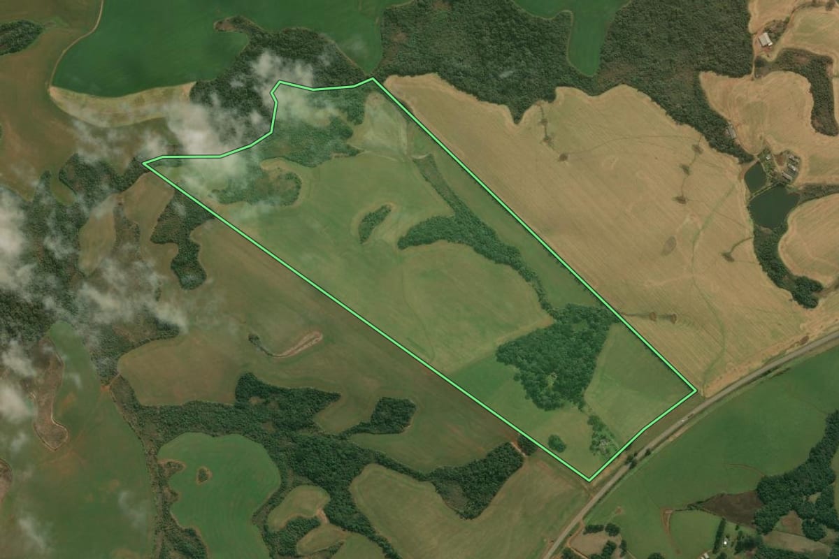 Imagem de satélite do imóvel rural em Campos Novos (SC), com o contorno declarado no CAR desenhado por cima.