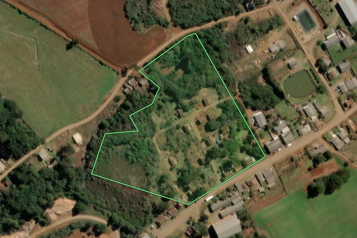 Imagem de satélite do imóvel rural em Campos Novos (SC), com o contorno declarado no CAR desenhado por cima.