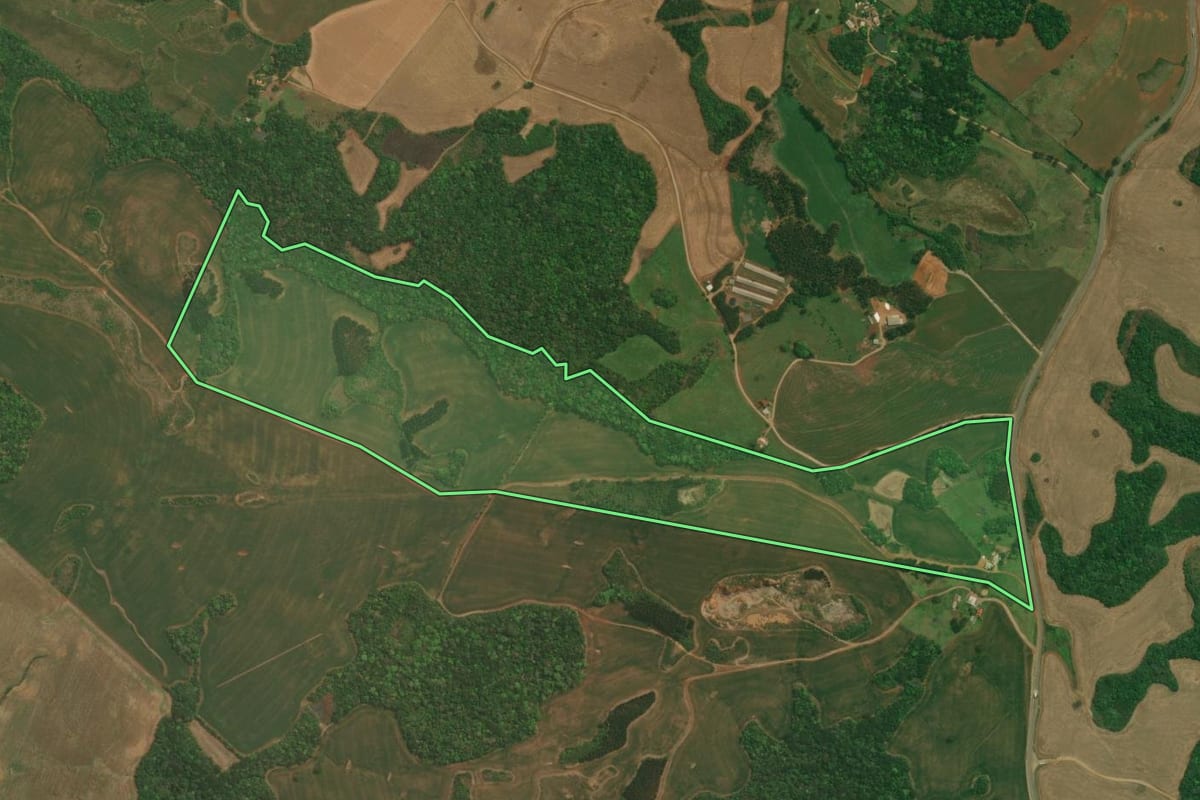 Imagem de satélite do imóvel rural em Campos Novos (SC), com o contorno declarado no CAR desenhado por cima.