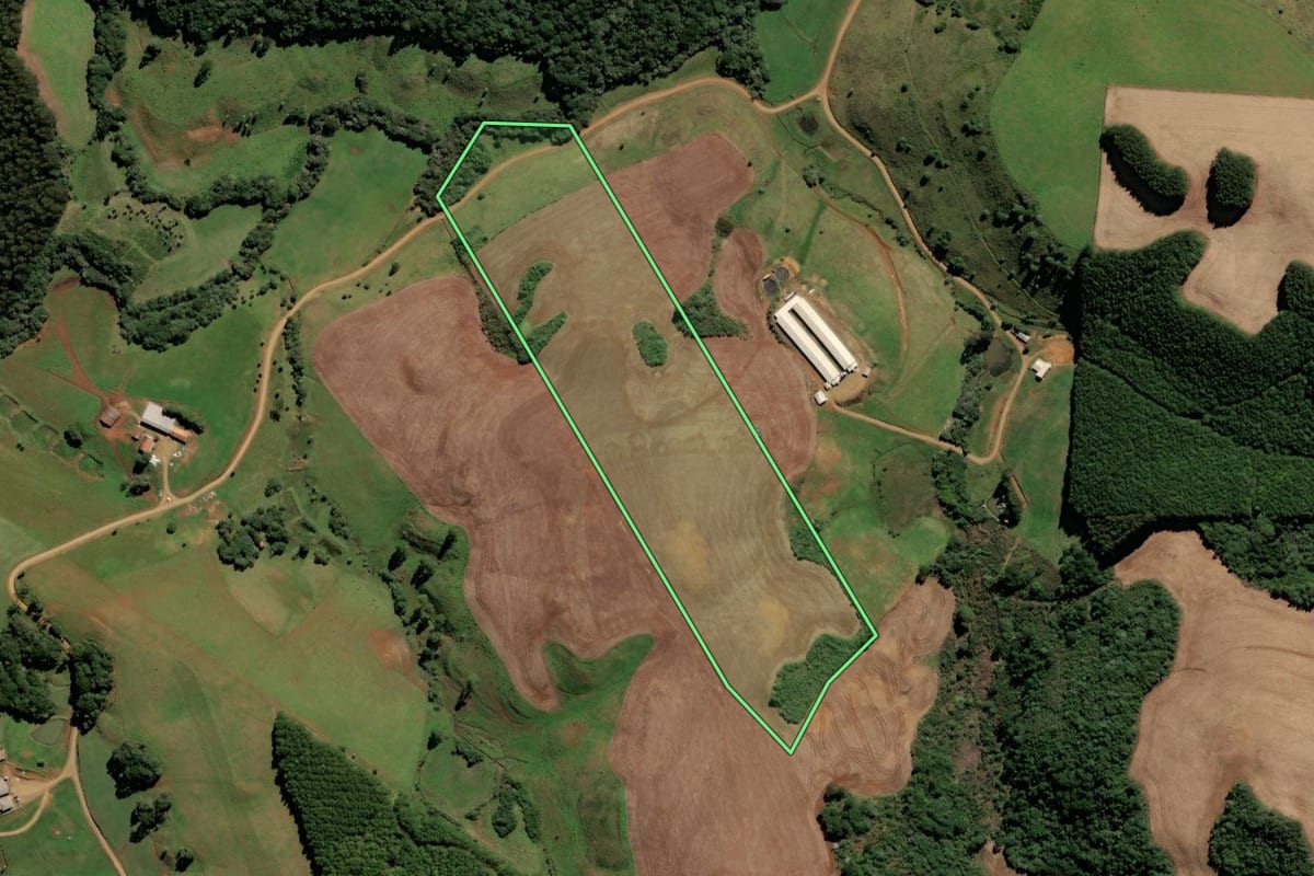 Imagem de satélite do imóvel rural em Campos Novos (SC), com o contorno declarado no CAR desenhado por cima.