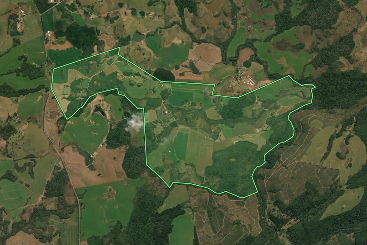 Imagem de satélite do imóvel rural em Campos Novos (SC), com o contorno declarado no CAR desenhado por cima.