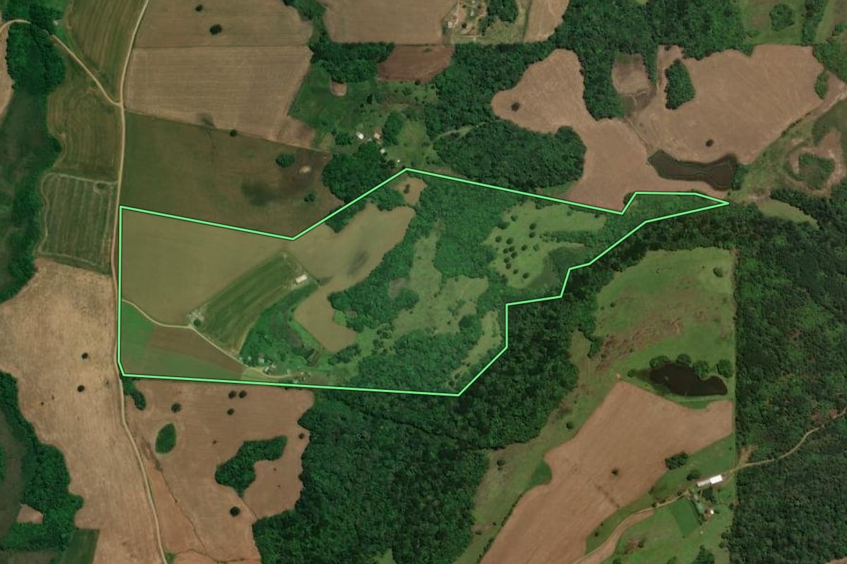 Imagem de satélite do imóvel rural em Campos Novos (SC), com o contorno declarado no CAR desenhado por cima.