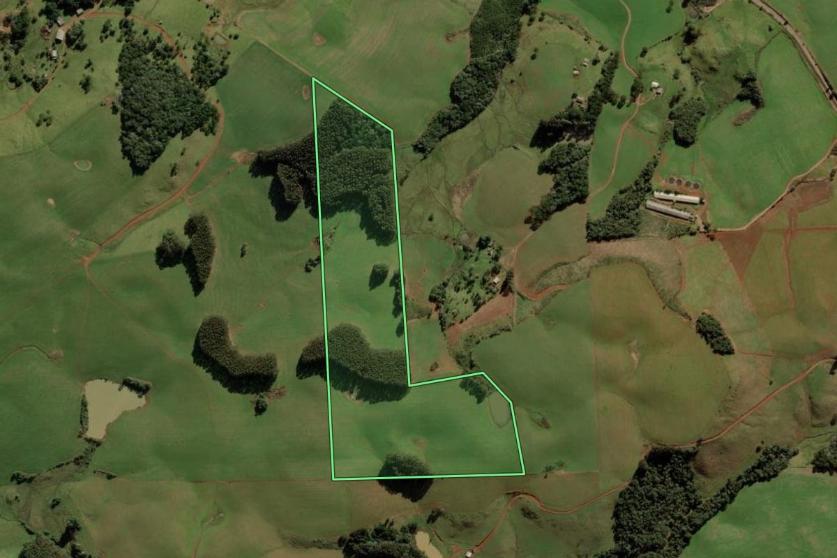 Imagem de satélite do imóvel rural em Campos Novos (SC), com o contorno declarado no CAR desenhado por cima.