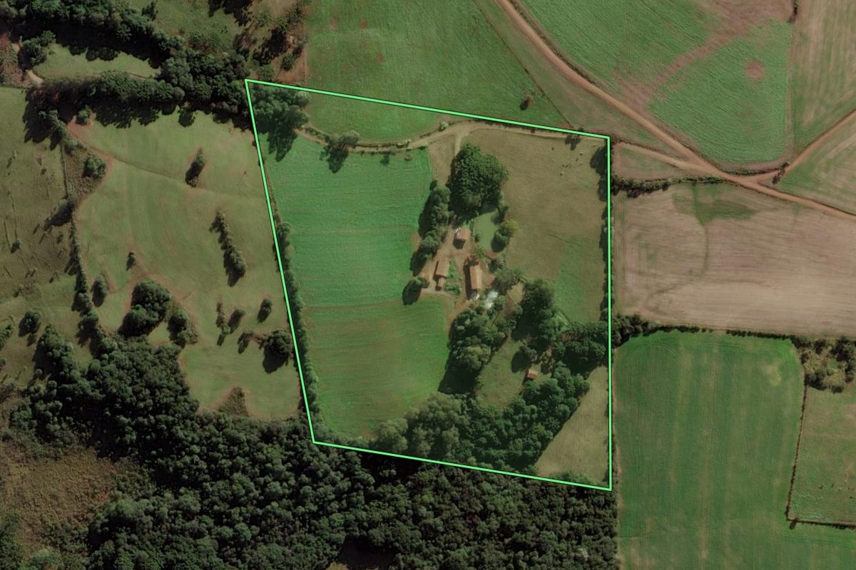 Imagem de satélite do imóvel rural em Campos Novos (SC), com o contorno declarado no CAR desenhado por cima.