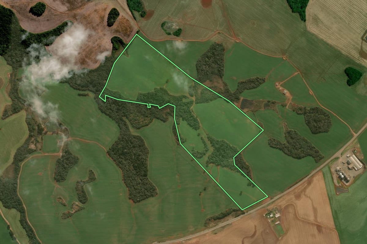 Imagem de satélite do imóvel rural em Campos Novos (SC), com o contorno declarado no CAR desenhado por cima.