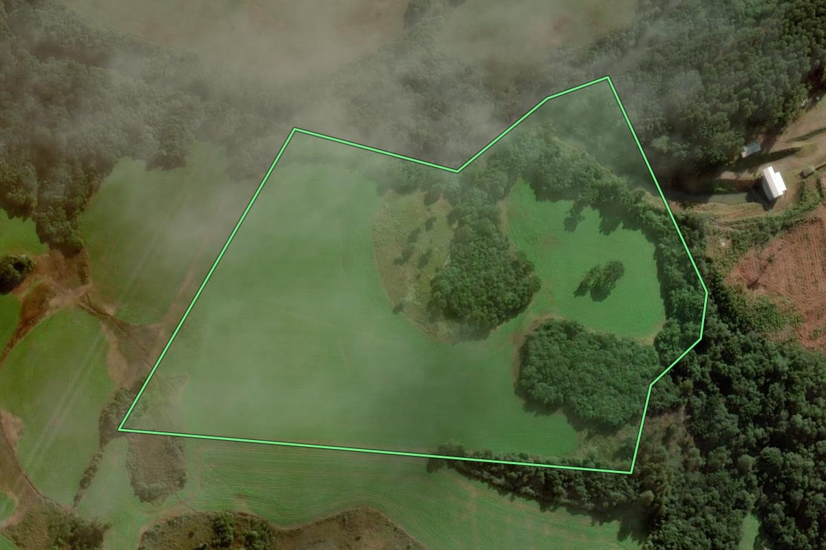 Imagem de satélite do imóvel rural em Campos Novos (SC), com o contorno declarado no CAR desenhado por cima.