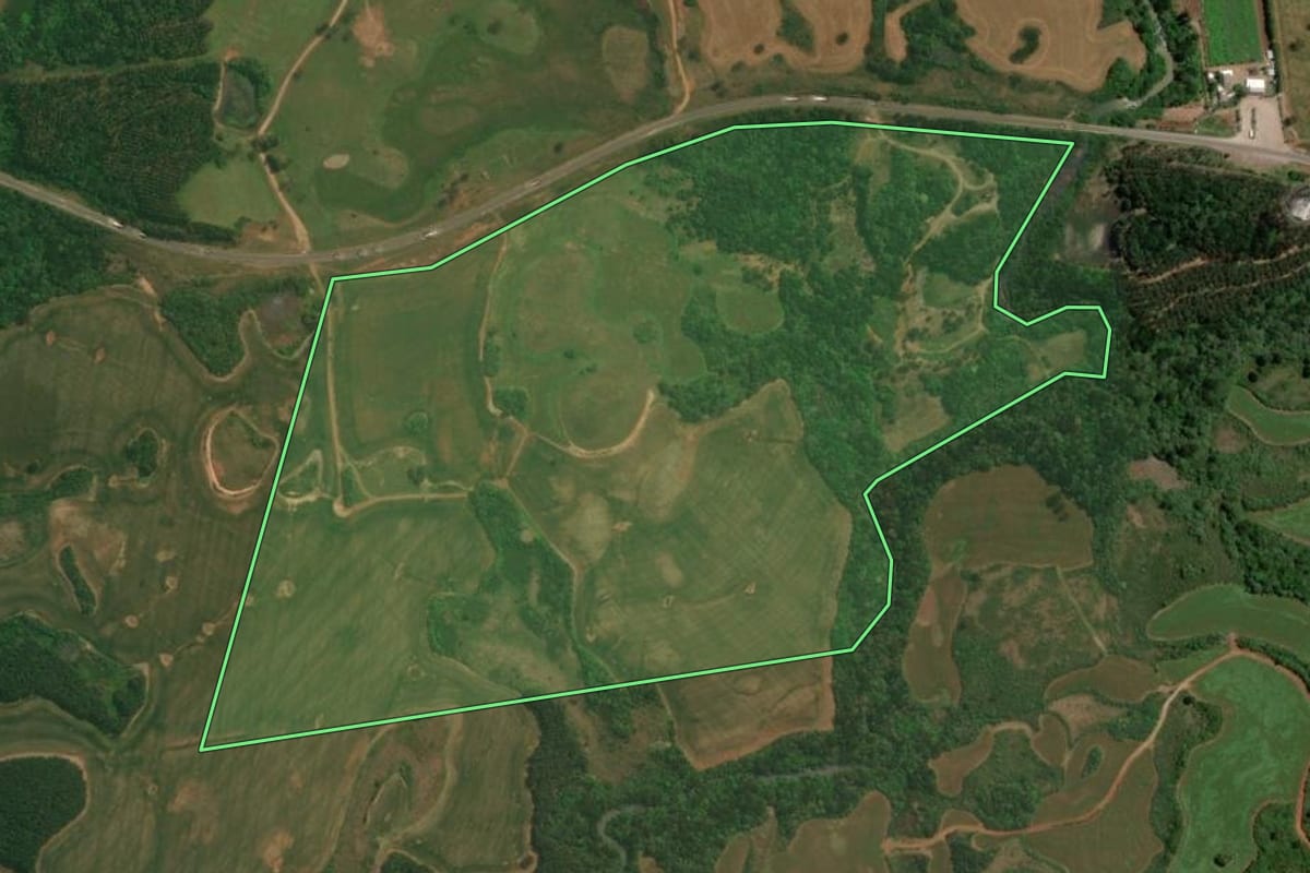 Imagem de satélite do imóvel rural em Campos Novos (SC), com o contorno declarado no CAR desenhado por cima.