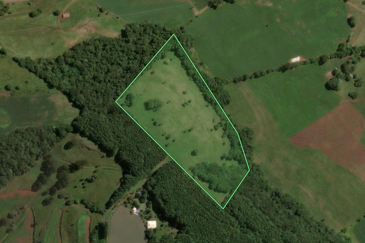 Imagem de satélite do imóvel rural em Campos Novos (SC), com o contorno declarado no CAR desenhado por cima.