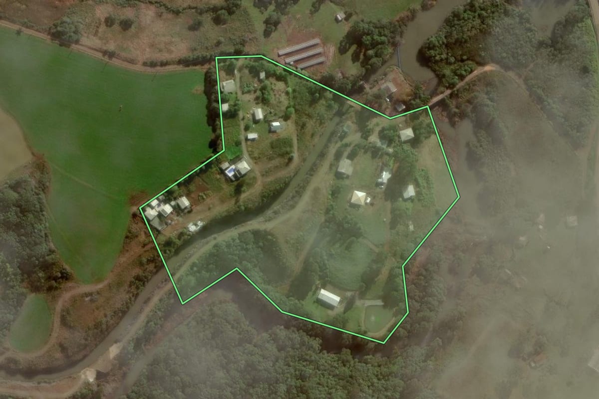 Imagem de satélite do imóvel rural em Campos Novos (SC), com o contorno declarado no CAR desenhado por cima.