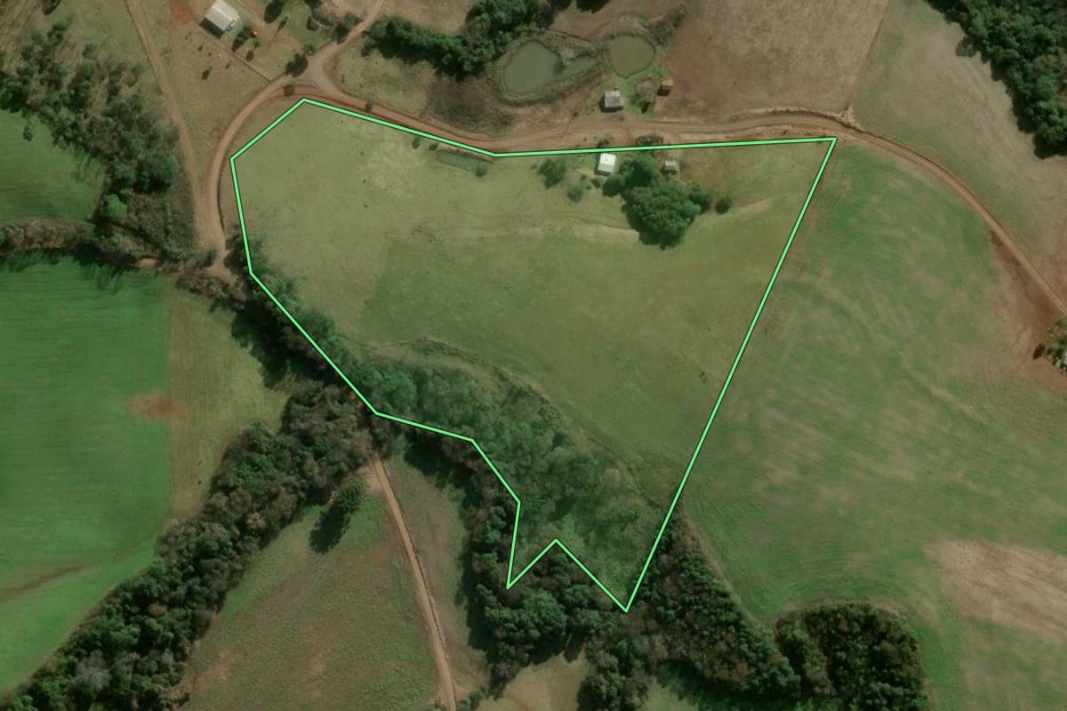 Imagem de satélite do imóvel rural em Campos Novos (SC), com o contorno declarado no CAR desenhado por cima.