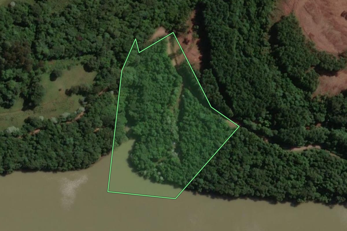 Imagem de satélite do imóvel rural em Campos Novos (SC), com o contorno declarado no CAR desenhado por cima.