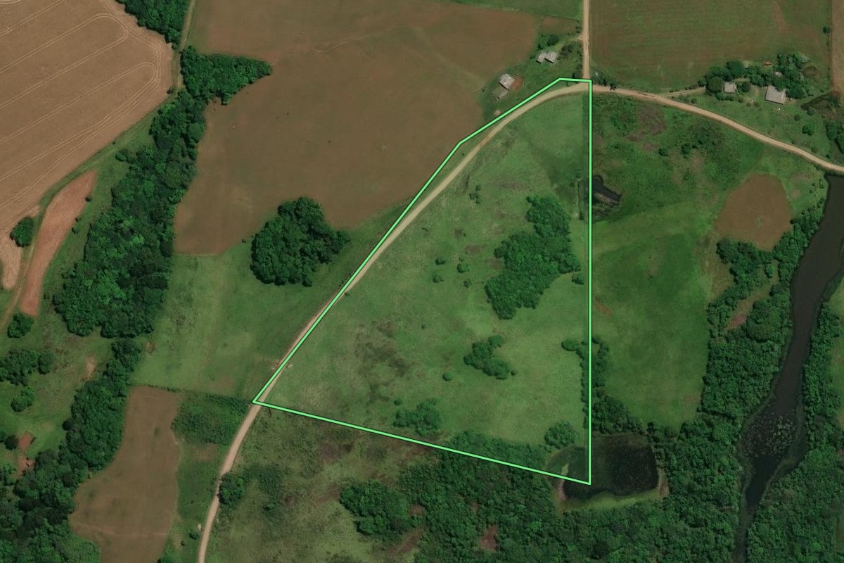 Imagem de satélite do imóvel rural em Campos Novos (SC), com o contorno declarado no CAR desenhado por cima.