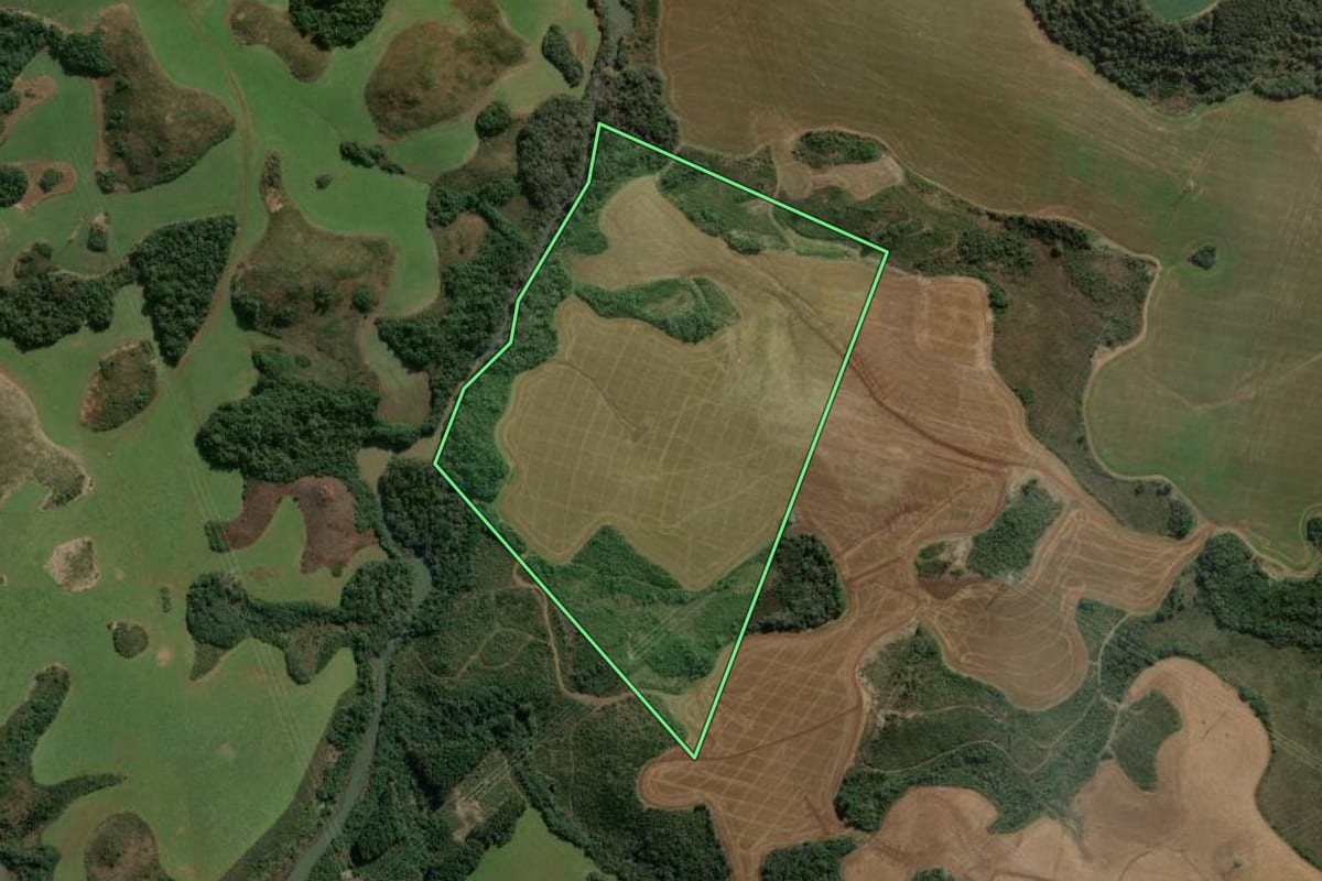 Imagem de satélite do imóvel rural em Campos Novos (SC), com o contorno declarado no CAR desenhado por cima.