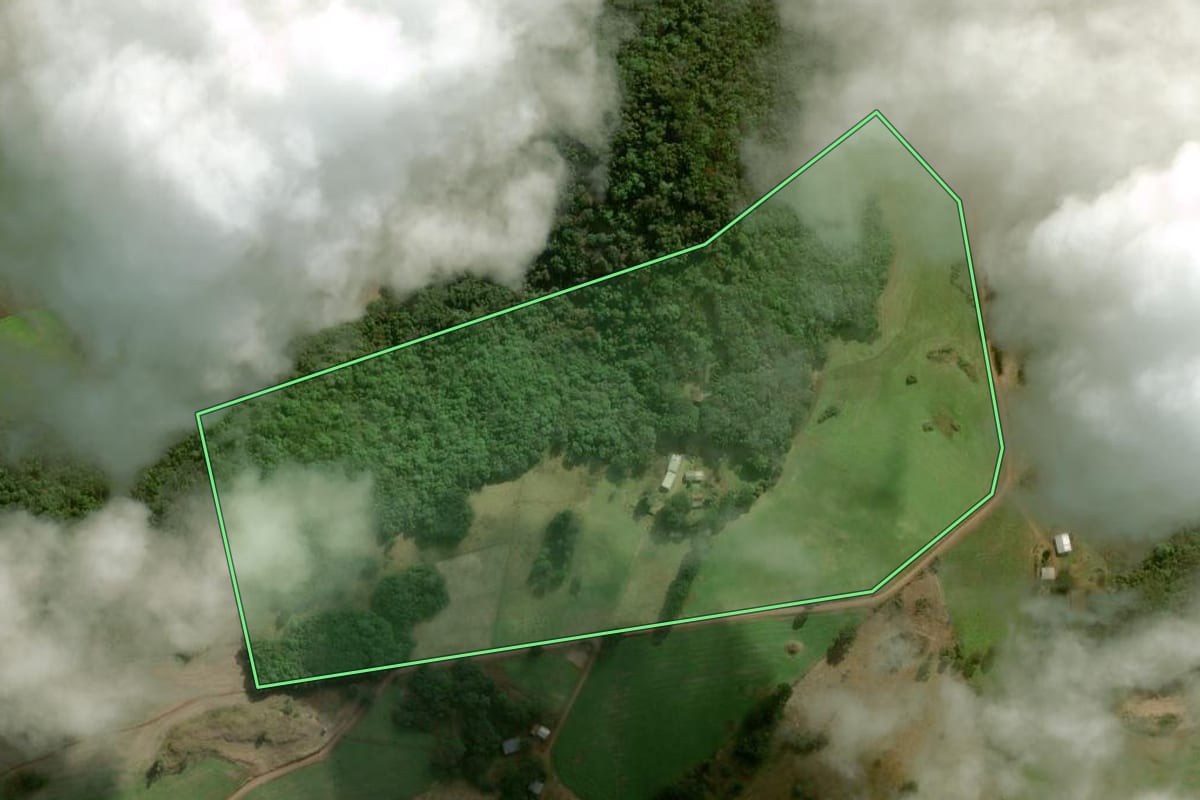 Imagem de satélite do imóvel rural em Campos Novos (SC), com o contorno declarado no CAR desenhado por cima.