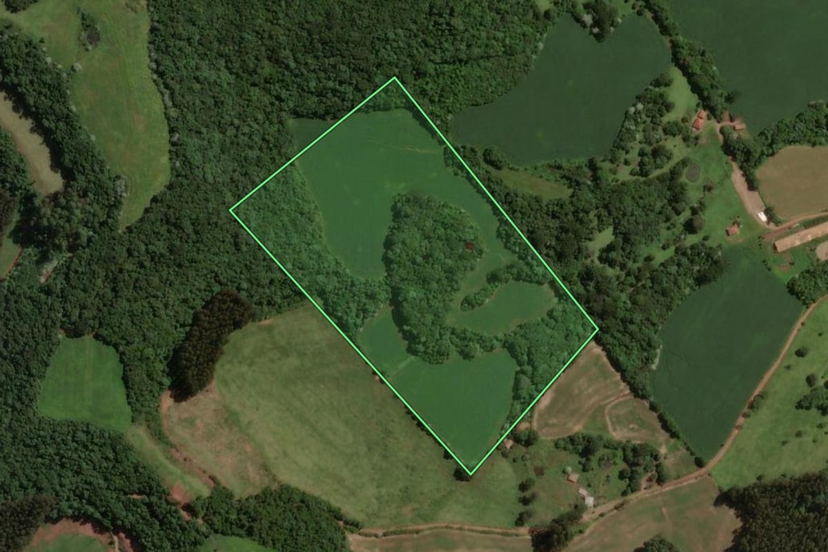 Imagem de satélite do imóvel rural em Campos Novos (SC), com o contorno declarado no CAR desenhado por cima.