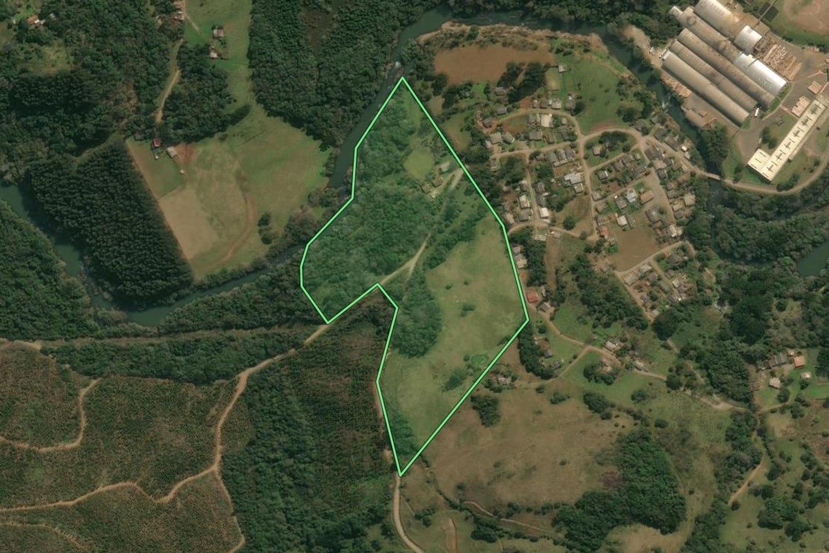 Imagem de satélite do imóvel rural em Campos Novos (SC), com o contorno declarado no CAR desenhado por cima.