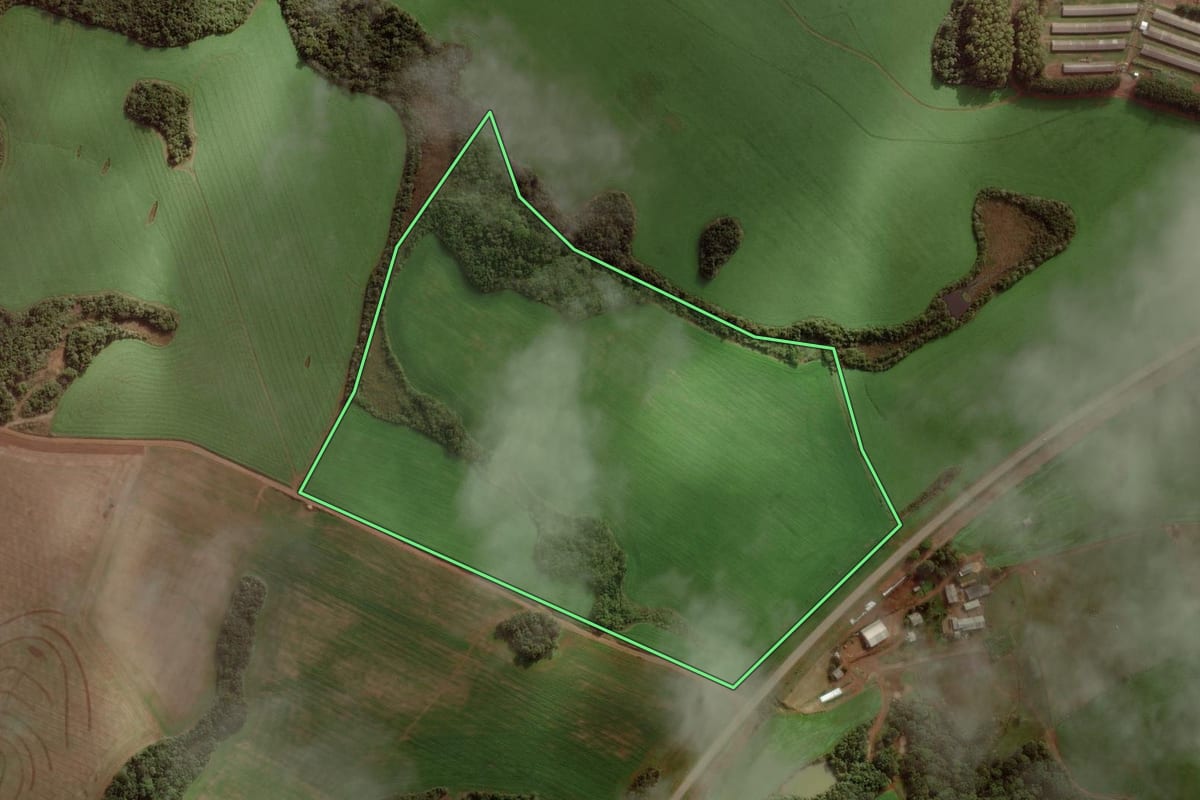 Imagem de satélite do imóvel rural em Campos Novos (SC), com o contorno declarado no CAR desenhado por cima.