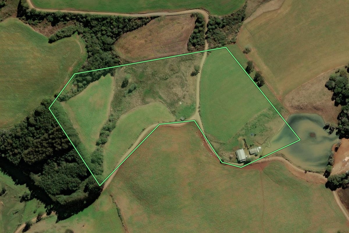 Imagem de satélite do imóvel rural em Campos Novos (SC), com o contorno declarado no CAR desenhado por cima.
