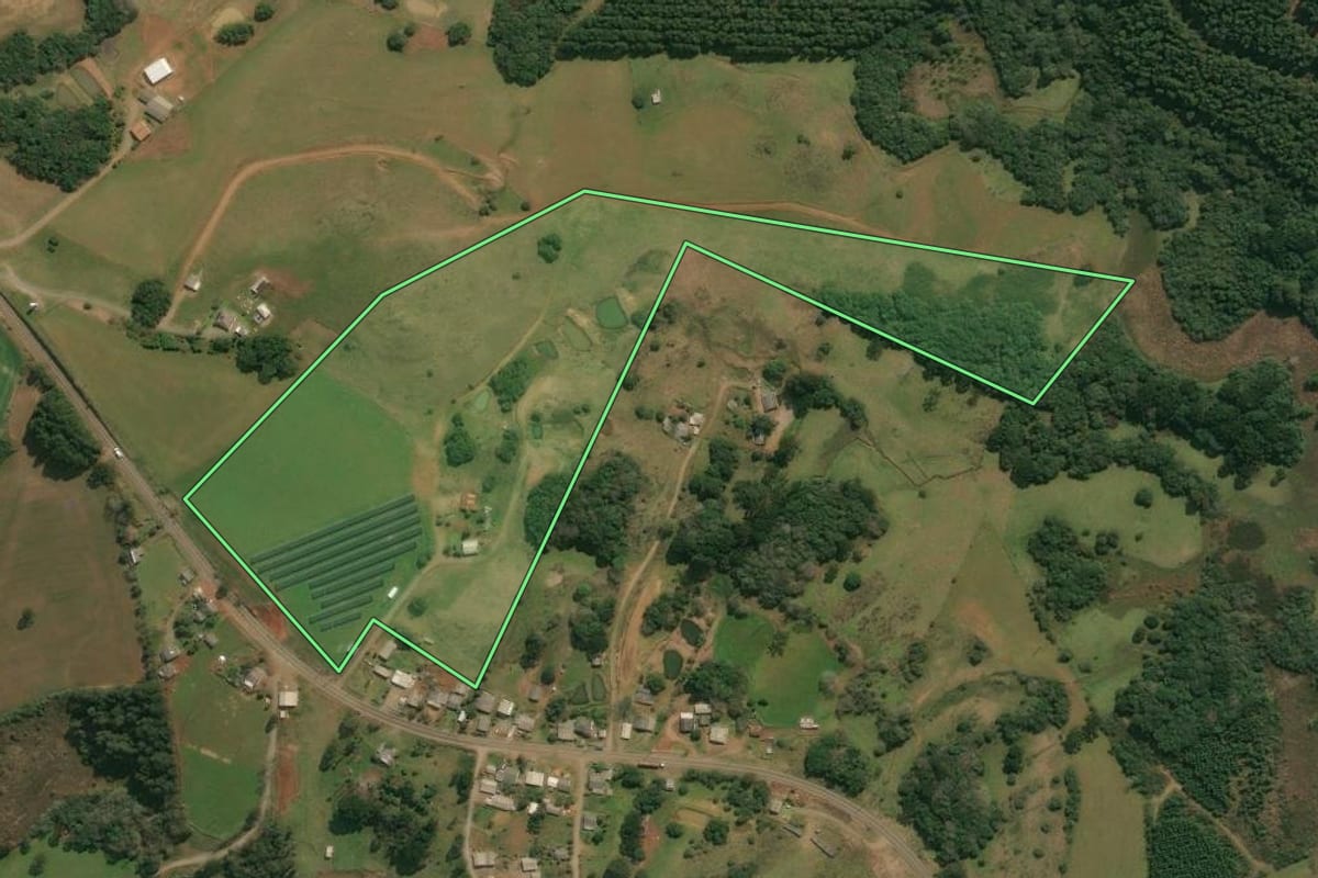 Imagem de satélite do imóvel rural em Campos Novos (SC), com o contorno declarado no CAR desenhado por cima.