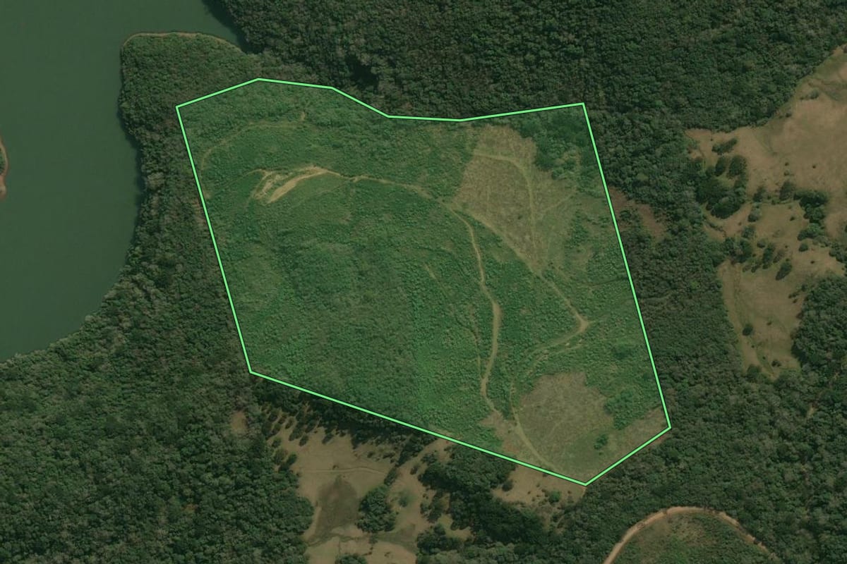 Imagem de satélite do imóvel rural em Campos Novos (SC), com o contorno declarado no CAR desenhado por cima.