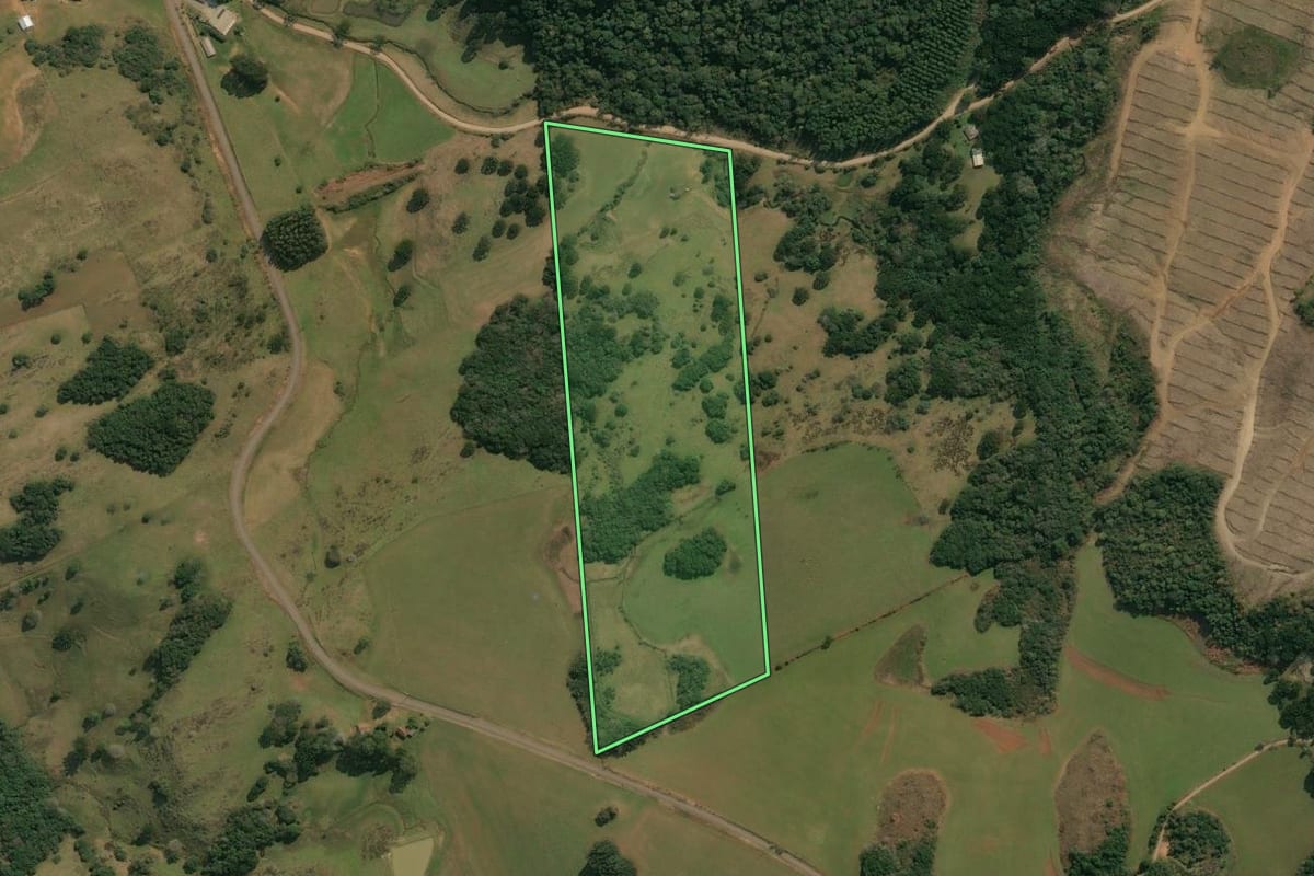 Imagem de satélite do imóvel rural em Campos Novos (SC), com o contorno declarado no CAR desenhado por cima.