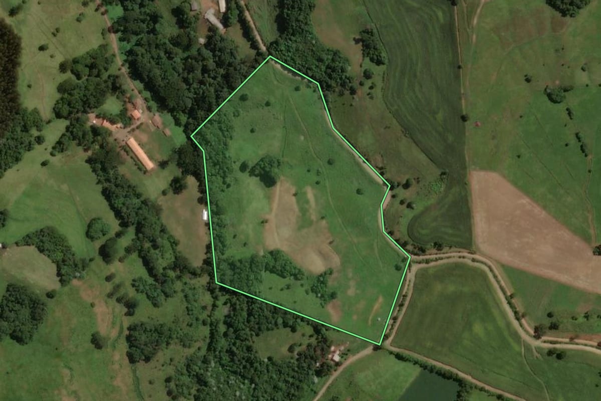 Imagem de satélite do imóvel rural em Campos Novos (SC), com o contorno declarado no CAR desenhado por cima.
