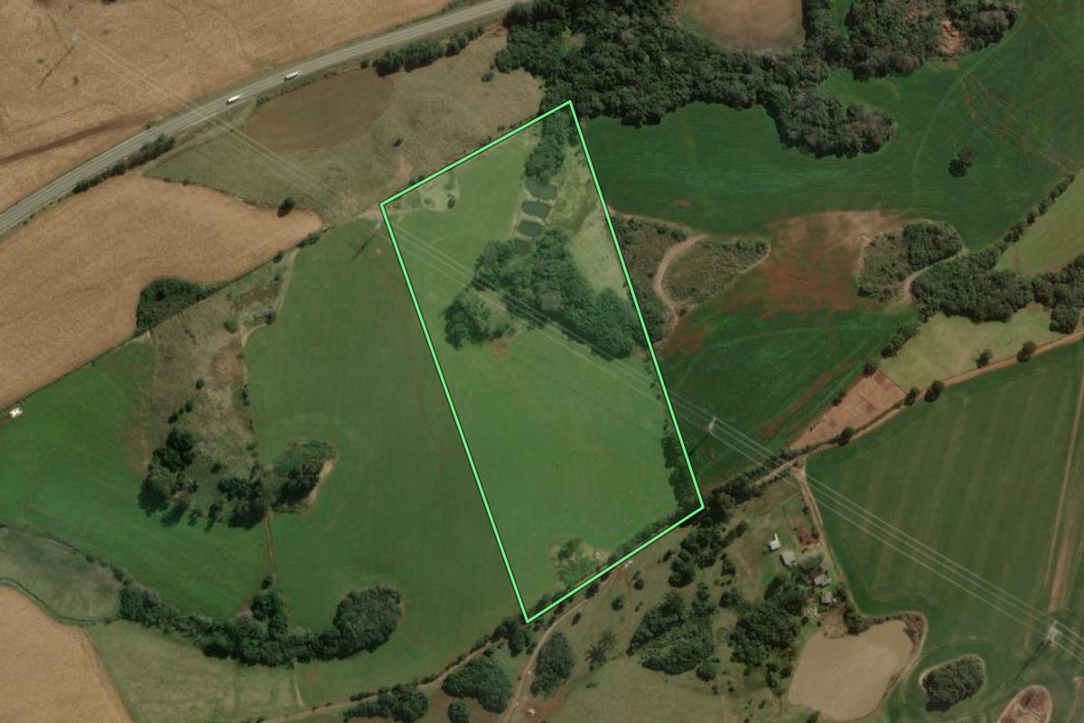 Imagem de satélite do imóvel rural em Campos Novos (SC), com o contorno declarado no CAR desenhado por cima.