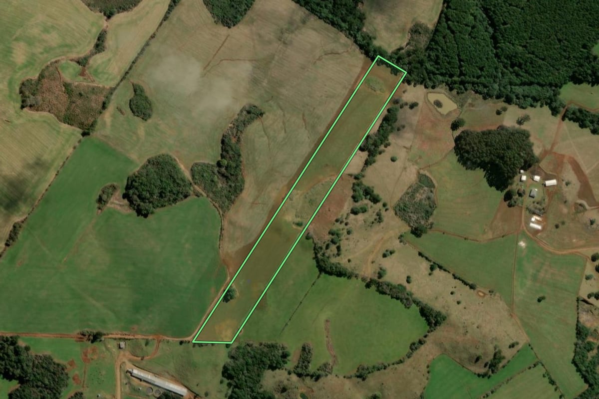 Imagem de satélite do imóvel rural em Campos Novos (SC), com o contorno declarado no CAR desenhado por cima.