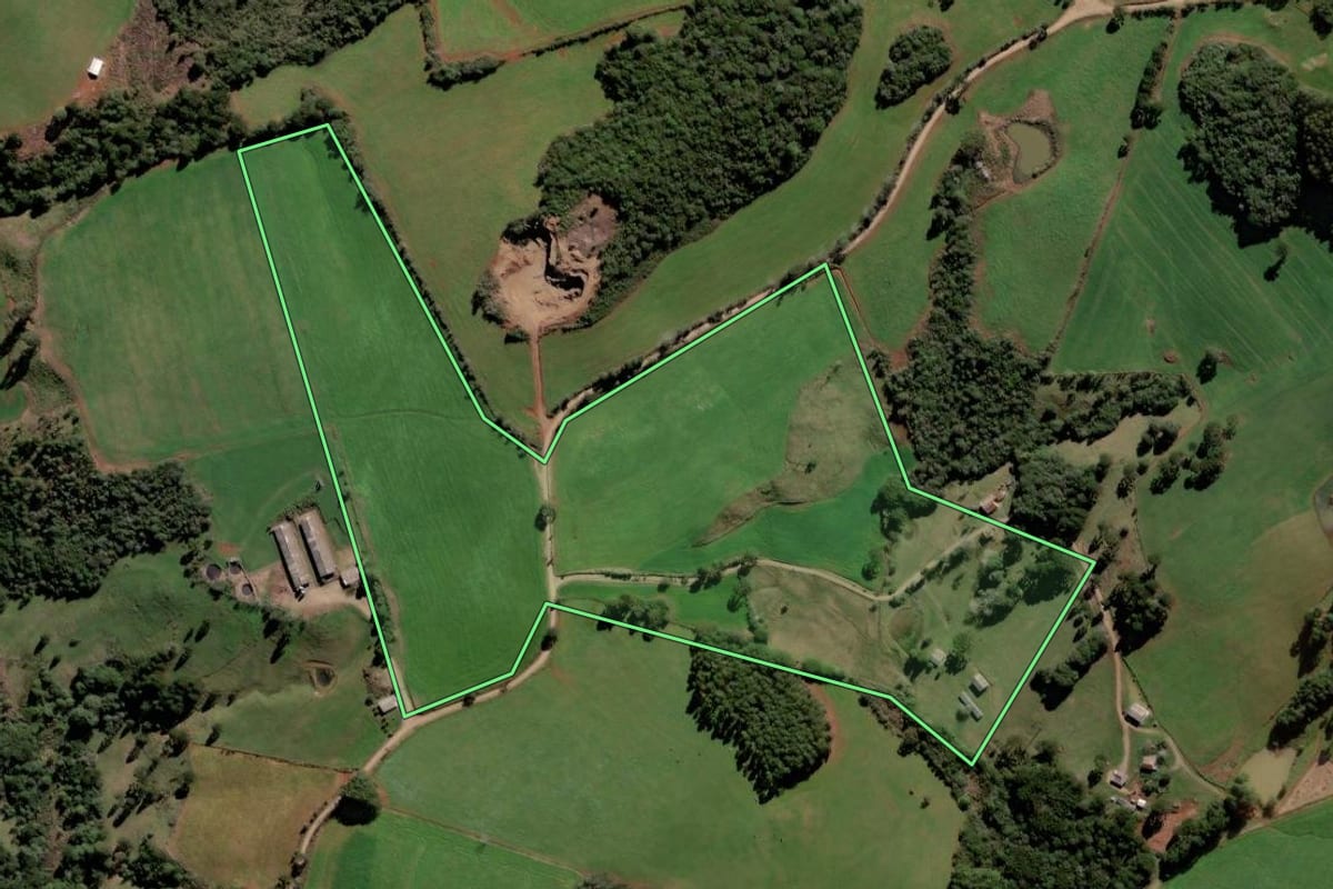 Imagem de satélite do imóvel rural em Campos Novos (SC), com o contorno declarado no CAR desenhado por cima.