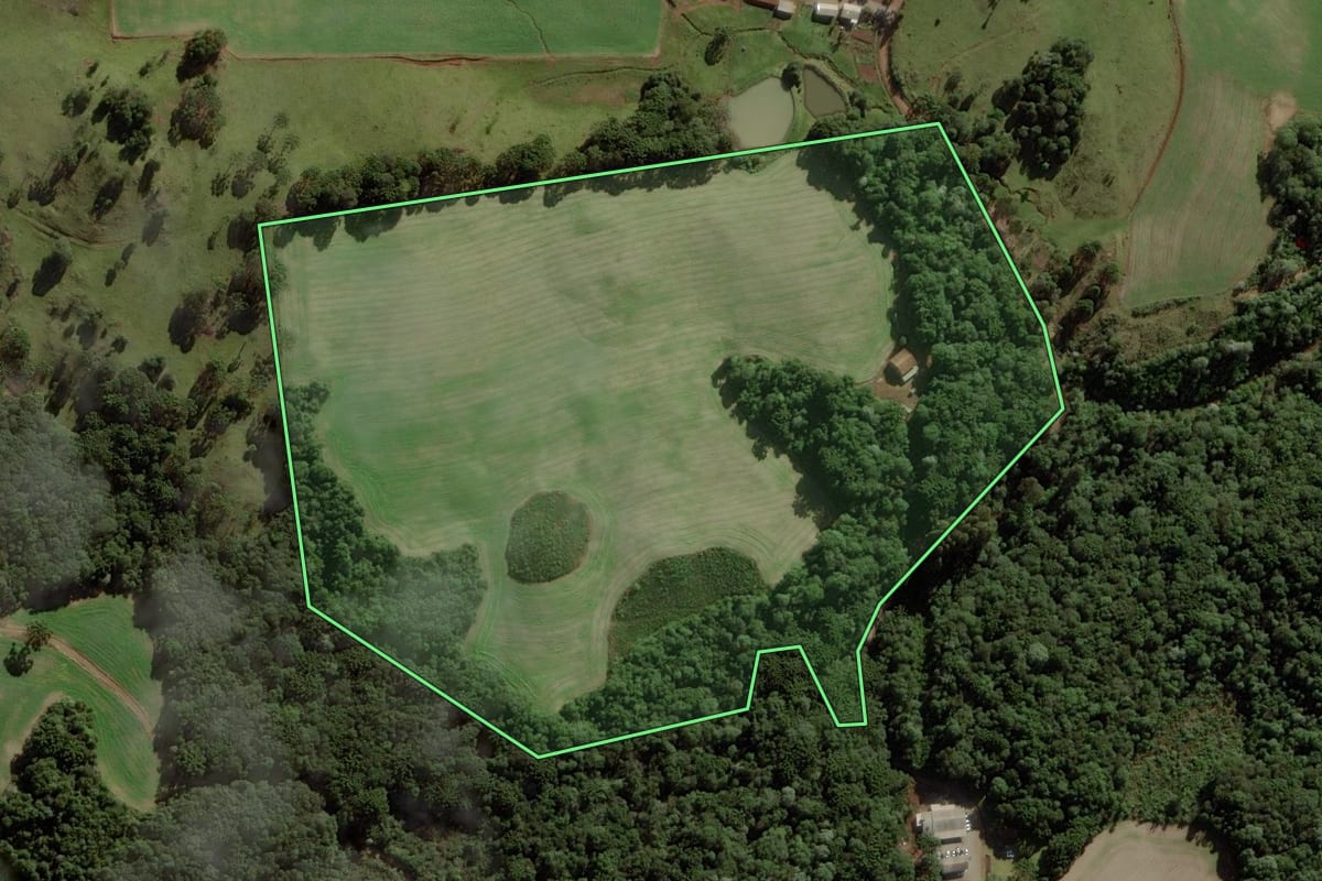 Imagem de satélite do imóvel rural em Campos Novos (SC), com o contorno declarado no CAR desenhado por cima.