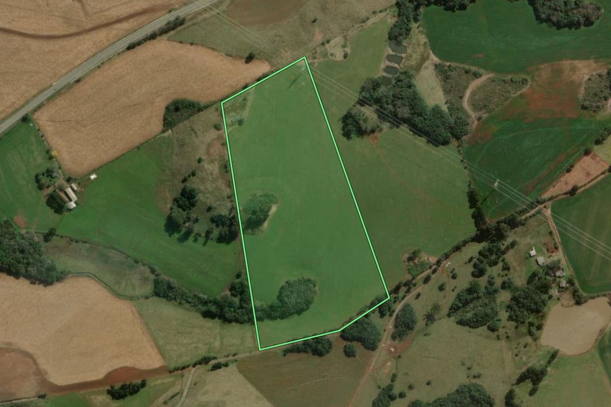 Imagem de satélite do imóvel rural em Campos Novos (SC), com o contorno declarado no CAR desenhado por cima.