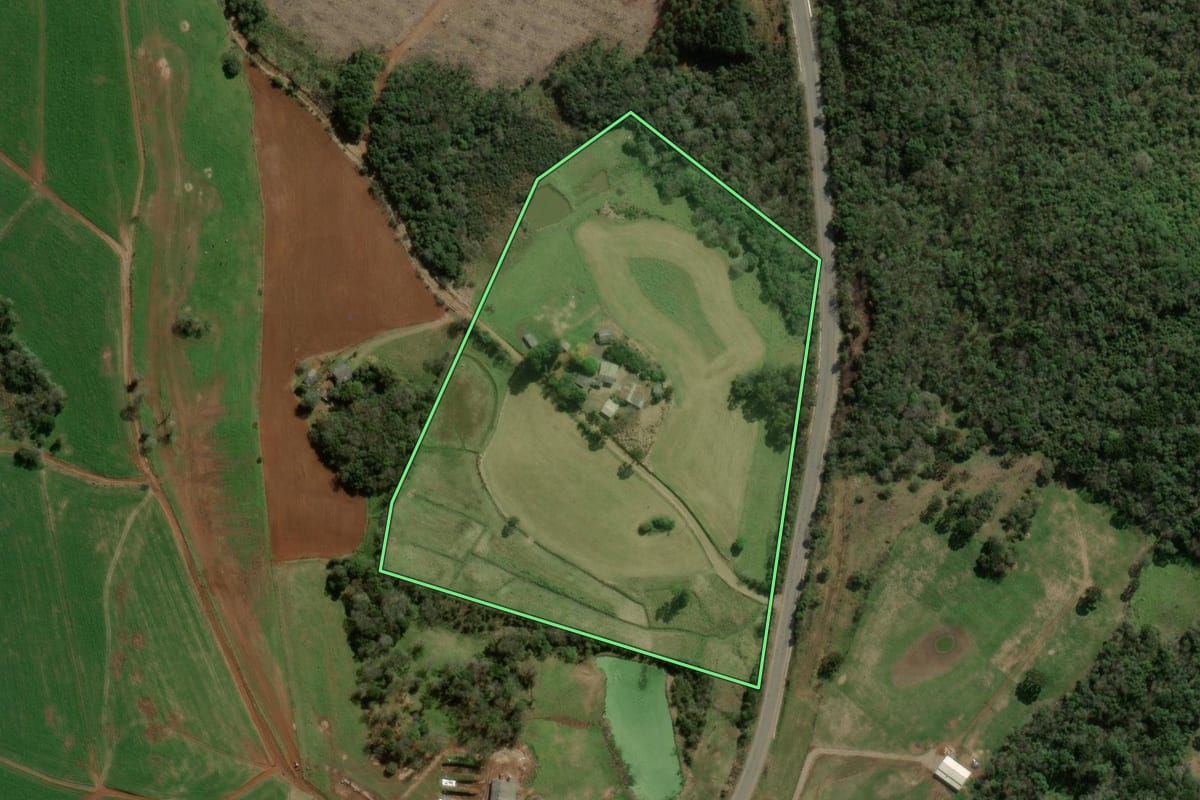 Imagem de satélite do imóvel rural em Campos Novos (SC), com o contorno declarado no CAR desenhado por cima.