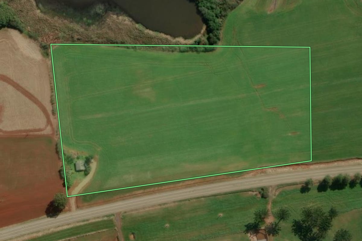 Imagem de satélite do imóvel rural em Campos Novos (SC), com o contorno declarado no CAR desenhado por cima.