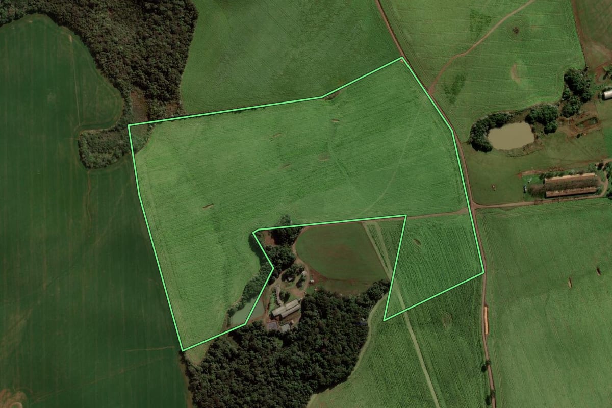 Imagem de satélite do imóvel rural em Campos Novos (SC), com o contorno declarado no CAR desenhado por cima.