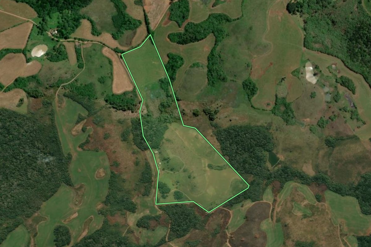 Imagem de satélite do imóvel rural em Campos Novos (SC), com o contorno declarado no CAR desenhado por cima.