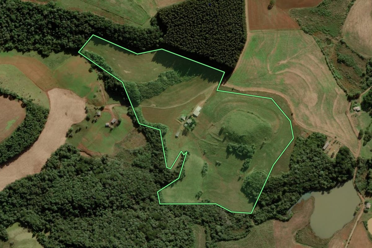 Imagem de satélite do imóvel rural em Campos Novos (SC), com o contorno declarado no CAR desenhado por cima.