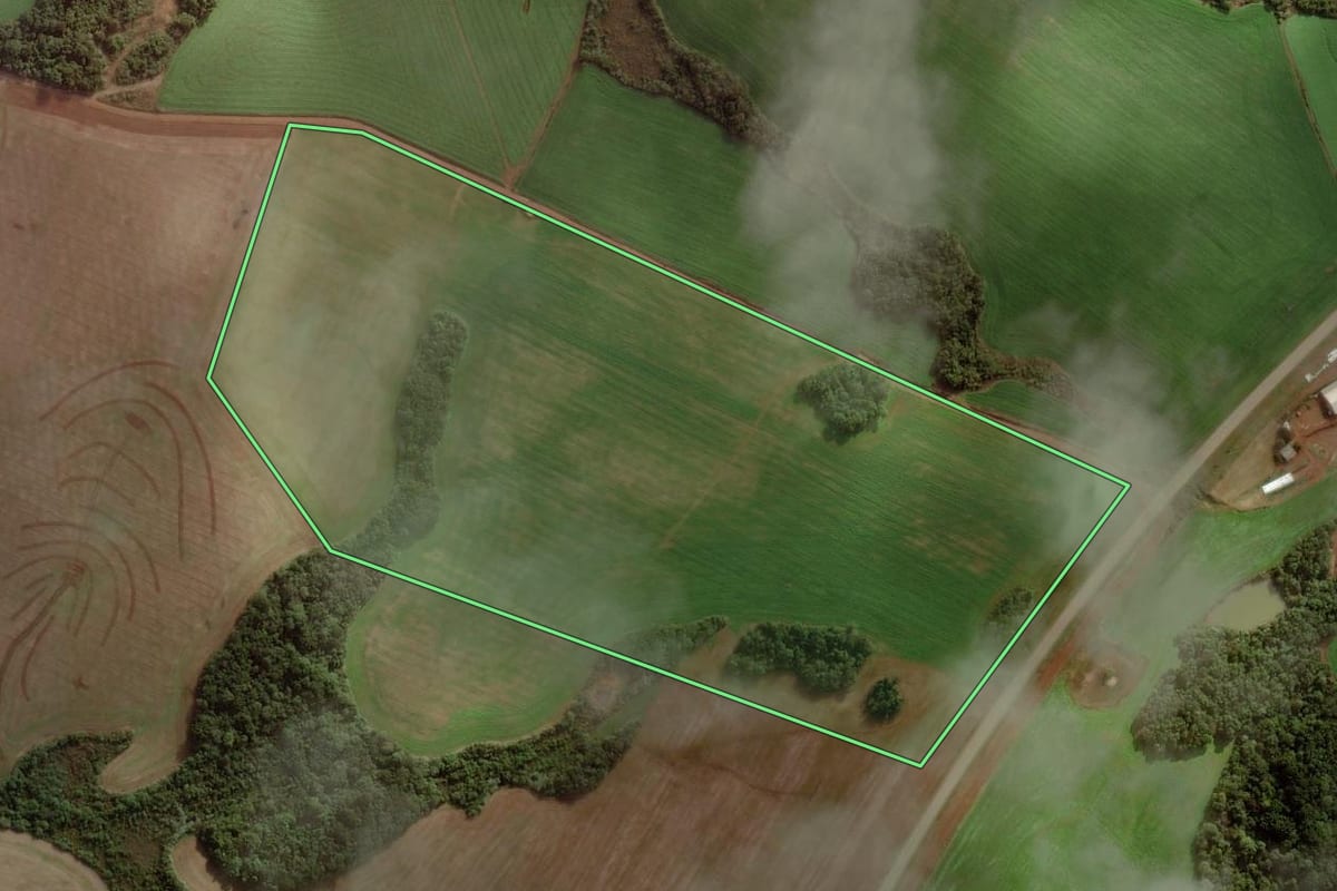 Imagem de satélite do imóvel rural em Campos Novos (SC), com o contorno declarado no CAR desenhado por cima.